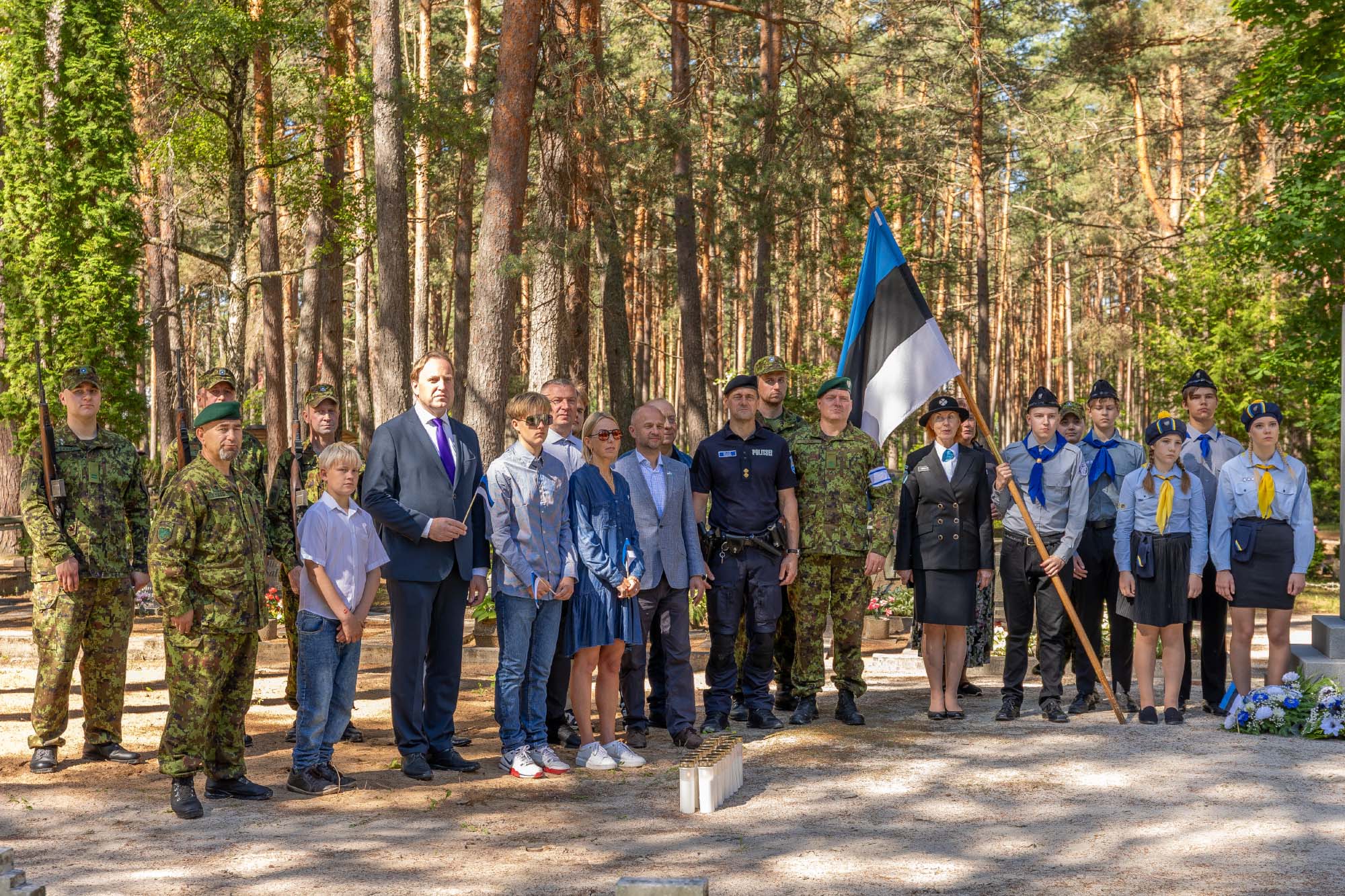 Võidupüha tähistamine tõi linnakalmistule arvestatava rahvahulga. Teiste hulgas osalesid mälestushommikul Võru muusikakooli lapsed. Fotod: AIGAR NAGEL